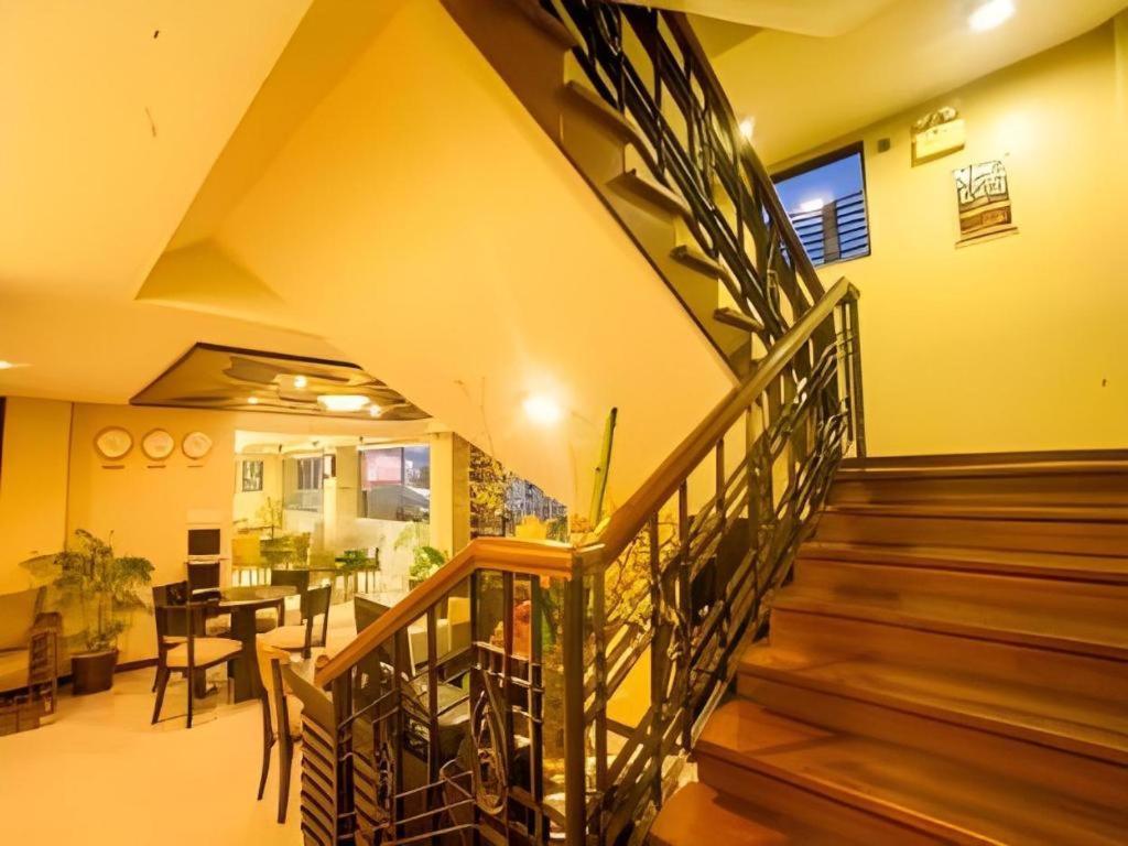 โรงแรมแอล สแควร์ Tarlac City ภายนอก รูปภาพ