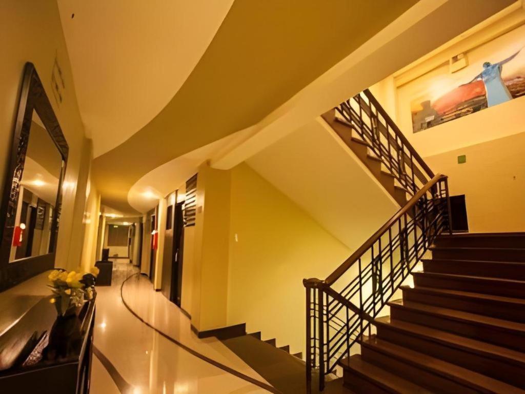 โรงแรมแอล สแควร์ Tarlac City ภายนอก รูปภาพ